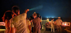 Petr Horálek pořádá pozorování noční oblohy dalekohledem na observatoři Starstruck na Soneva Jani. Foto: Fyzikální ústav v Opavě.