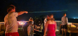Petr Horálek pořádá pozorování noční oblohy dalekohledem na observatoři Starstruck na Soneva Jani. Foto: Fyzikální ústav v Opavě.
