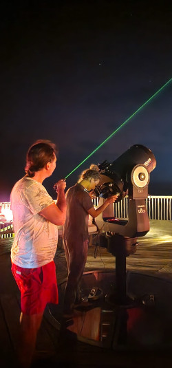 Petr Horálek pořádá pozorování noční oblohy dalekohledem na observatoři Starstruck na Soneva Jani. Foto: Fyzikální ústav v Opavě.
