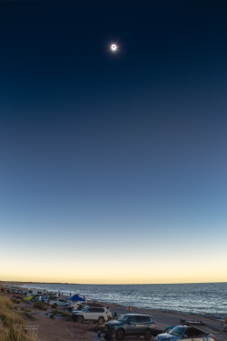 Zatmění Slunce nad zalidněnou pláží Pebble Beach. Foto: P. Horálek/FÚ v Opavě.