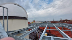 Konstrukce pozorovací terasy observatoře WHOO! určené pro studenty a širokou veřejnost na Fyzikálním ústavu v Opavě. Foto: Tomáš Gráf/FÚ v Opavě.