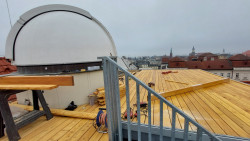 Konstrukce pozorovací terasy observatoře WHOO! určené pro studenty a širokou veřejnost na Fyzikálním ústavu v Opavě. Foto: Tomáš Gráf/FÚ v Opavě.