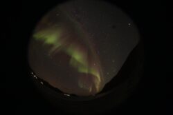 Polární záře u Sommarøy přes oblaky u Snarby 25. září 2022. Foto: P. Horálek/FÚ v Opavě. Polární záře u Sommarøy přes oblaky u Snarby 25. září 2022. Foto: P. Horálek/FÚ v Opavě.
