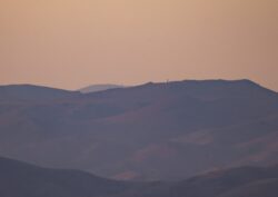 Vzdálená observatoř ESO La Silla z observatoře Cerro Tololo. Foto: Petr Horálek/Tomáš Slovinský. Vzdálená observatoř ESO La Silla z observatoře Cerro Tololo. Foto: Petr Horálek/Tomáš Slovinský.