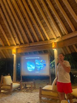Popularizace astronomie formou přednášek a pozorování oblohy na ostrovech v Indickém oceánu. Foto: Soneva. Popularizace astronomie formou přednášek a pozorování oblohy na ostrovech v Indickém oceánu. Foto: Soneva.