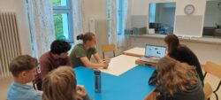 Studenti MMT inspirují k tvorbě na ZŠ Radostná ve Zdicích. Foto: Ivana Martáková/MMT FÚ SLU v Opavě. Studenti MMT inspirují k tvorbě na ZŠ Radostná ve Zdicích. Foto: Ivana Martáková/MMT FÚ SLU v Opavě.