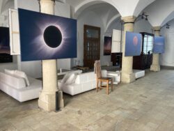 Z výstavy Petra Horálka/FÚ na Hudebním festivalu ve Znojmě 2021. Foto: Archiv festivalu. Z výstavy Petra Horálka/FÚ na Hudebním festivalu ve Znojmě 2021. Foto: Archiv festivalu.