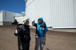 Fotografování observatoří na Mauna Kea. Foto: Joy Pollard. Fotografování observatoří na Mauna Kea. Foto: Joy Pollard.