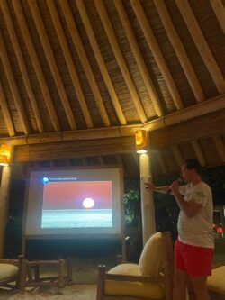 Popularizace astronomie formou přednášek a pozorování oblohy na ostrovech v Indickém oceánu. Foto: Soneva. Popularizace astronomie formou přednášek a pozorování oblohy na ostrovech v Indickém oceánu. Foto: Soneva.