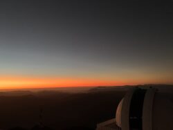 Jasný poerupční soumrak nad Cerro Tololo. Foto: Juan Seguel. Jasný poerupční soumrak nad Cerro Tololo. Foto: Juan Seguel.