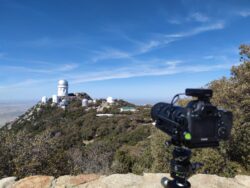 Z fotografování na observatoři Kitt Peak. Foto: NOIRLab expedition. Z fotografování na observatoři Kitt Peak. Foto: NOIRLab expedition.