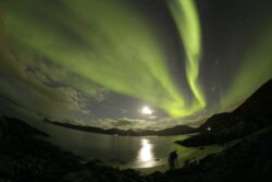 Polární záře u Sommarøy přes oblaky nedaleko Sommarøy 19. září 2022. Foto: P. Horálek/FÚ v Opavě. Polární záře u Sommarøy přes oblaky nedaleko Sommarøy 19. září 2022. Foto: P. Horálek/FÚ v Opavě.