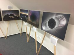 Výstava Třicetkrát v NASA ve foyer Unisféry. Foto: FÚ v Opavě. Výstava Třicetkrát v NASA ve foyer Unisféry. Foto: FÚ v Opavě.