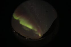 Polární záře u Sommarøy přes oblaky u Snarby 25. září 2022. Foto: P. Horálek/FÚ v Opavě. Polární záře u Sommarøy přes oblaky u Snarby 25. září 2022. Foto: P. Horálek/FÚ v Opavě.