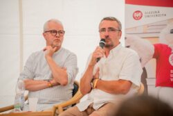 Z besedy "Váleční reportéři" na COlors of Ostrava 22. července 2023. Z besedy "Váleční reportéři" na COlors of Ostrava 22. července 2023.
