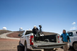 Fotografování observatoří na Mauna Kea. Foto: Joy Pollard. Fotografování observatoří na Mauna Kea. Foto: Joy Pollard.