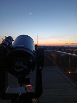 Soumrak nad Observatoří WHOO! Fyzikálního ústavu v Opavě 10. května 2024. Foto: Milan Chlebovec. Soumrak nad Observatoří WHOO! Fyzikálního ústavu v Opavě 10. května 2024. Foto: Milan Chlebovec.