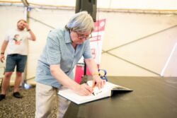 Prof. Zdeněk Stuchlík přednáší o černých děrách. Foto: Štěpán Bajt a Adam Poštolka Prof. Zdeněk Stuchlík přednáší o černých děrách. Foto: Štěpán Bajt a Adam Poštolka