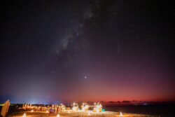 Popularizace astronomie formou přednášek a pozorování oblohy na ostrovech v Indickém oceánu. Foto: Soneva. Popularizace astronomie formou přednášek a pozorování oblohy na ostrovech v Indickém oceánu. Foto: Soneva.