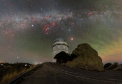 Úplné zatmění Měsíce s dvojitými potížemi. Zdroj: KPNO/NOIRLab/NSF/AURA/P. Horálek (Institute of Physics in Opava). Úplné zatmění Měsíce s dvojitými potížemi. Zdroj: KPNO/NOIRLab/NSF/AURA/P. Horálek (Institute of Physics in Opava).