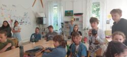 Studenti MMT inspirují k tvorbě na ZŠ Radostná ve Zdicích. Foto: Ivana Martáková/MMT FÚ SLU v Opavě. Studenti MMT inspirují k tvorbě na ZŠ Radostná ve Zdicích. Foto: Ivana Martáková/MMT FÚ SLU v Opavě.