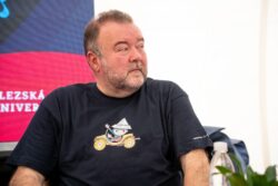 Z besedy "Váleční reportéři" na COlors of Ostrava 22. července 2023. Z besedy "Váleční reportéři" na COlors of Ostrava 22. července 2023.