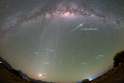 První jasný meteor s roje Eta-Aquaridy. Foto: Petr Horálek. První jasný meteor s roje Eta-Aquaridy. Foto: Petr Horálek.