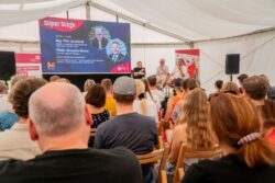 Z besedy "Váleční reportéři" na COlors of Ostrava 22. července 2023. Z besedy "Váleční reportéři" na COlors of Ostrava 22. července 2023.