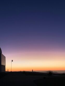 Jasný poerupční soumrak nad Cerro Tololo. Foto: Juan Seguel. Jasný poerupční soumrak nad Cerro Tololo. Foto: Juan Seguel.