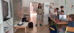 Studenti MMT inspirují k tvorbě na ZŠ Radostná ve Zdicích. Foto: Ivana Martáková/MMT FÚ SLU v Opavě. Studenti MMT inspirují k tvorbě na ZŠ Radostná ve Zdicích. Foto: Ivana Martáková/MMT FÚ SLU v Opavě.