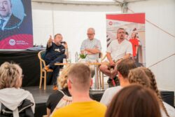 Z besedy "Váleční reportéři" na COlors of Ostrava 22. července 2023. Z besedy "Váleční reportéři" na COlors of Ostrava 22. července 2023.