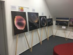 Výstava Třicetkrát v NASA ve foyer Unisféry. Foto: FÚ v Opavě. Výstava Třicetkrát v NASA ve foyer Unisféry. Foto: FÚ v Opavě.