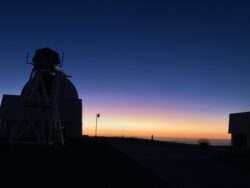 Jasný poerupční soumrak nad Cerro Tololo. Foto: Juan Seguel. Jasný poerupční soumrak nad Cerro Tololo. Foto: Juan Seguel.