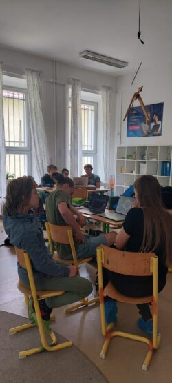 Studenti MMT inspirují k tvorbě na ZŠ Radostná ve Zdicích. Foto: Ivana Martáková/MMT FÚ SLU v Opavě. Studenti MMT inspirují k tvorbě na ZŠ Radostná ve Zdicích. Foto: Ivana Martáková/MMT FÚ SLU v Opavě.