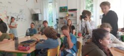 Studenti MMT inspirují k tvorbě na ZŠ Radostná ve Zdicích. Foto: Ivana Martáková/MMT FÚ SLU v Opavě. Studenti MMT inspirují k tvorbě na ZŠ Radostná ve Zdicích. Foto: Ivana Martáková/MMT FÚ SLU v Opavě.