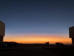 Jasný poerupční soumrak nad Cerro Tololo. Foto: Juan Seguel. Jasný poerupční soumrak nad Cerro Tololo. Foto: Juan Seguel.
