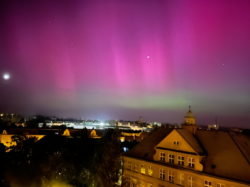 Polární záře nad Observatoří WHOO! Fyzikálního ústavu v Opavě 10. května 2024. Foto: Milan Sedláček. Polární záře nad Observatoří WHOO! Fyzikálního ústavu v Opavě 10. května 2024. Foto: Milan Sedláček.