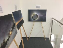 Výstava Třicetkrát v NASA ve foyer Unisféry. Foto: FÚ v Opavě. Výstava Třicetkrát v NASA ve foyer Unisféry. Foto: FÚ v Opavě.