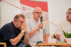 Z besedy "Váleční reportéři" na COlors of Ostrava 22. července 2023. Z besedy "Váleční reportéři" na COlors of Ostrava 22. července 2023.