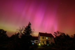 Polární záře 10./11. května 2024 ze Záhořic na Karlovarsku. Foto: Petr Horálek/FÚ v Opavě. Polární záře 10./11. května 2024 ze Záhořic na Karlovarsku. Foto: Petr Horálek/FÚ v Opavě.