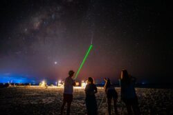 Popularizace astronomie formou přednášek a pozorování oblohy na ostrovech v Indickém oceánu. Foto: Soneva. Popularizace astronomie formou přednášek a pozorování oblohy na ostrovech v Indickém oceánu. Foto: Soneva.