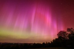 Polární záře 10./11. května 2024 ze Záhořic na Karlovarsku. Foto: Petr Horálek/FÚ v Opavě. Polární záře 10./11. května 2024 ze Záhořic na Karlovarsku. Foto: Petr Horálek/FÚ v Opavě.