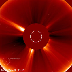 Kometa SOHO-5008 na snímku koronografu LASCO C2 družice SOHO. Foto: NASA/ESA. Kometa SOHO-5008 na snímku koronografu LASCO C2 družice SOHO. Foto: NASA/ESA.