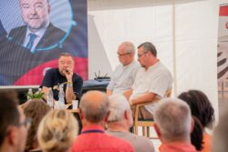 Z besedy "Váleční reportéři" na COlors of Ostrava 22. července 2023. Z besedy "Váleční reportéři" na COlors of Ostrava 22. července 2023.