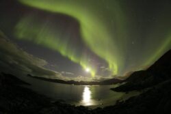 Polární záře u Sommarøy přes oblaky nedaleko Sommarøy 19. září 2022. Foto: P. Horálek/FÚ v Opavě. Polární záře u Sommarøy přes oblaky nedaleko Sommarøy 19. září 2022. Foto: P. Horálek/FÚ v Opavě.