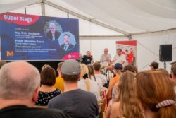 Z besedy "Váleční reportéři" na COlors of Ostrava 22. července 2023. Z besedy "Váleční reportéři" na COlors of Ostrava 22. července 2023.