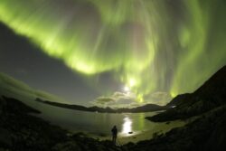Polární záře u Sommarøy přes oblaky nedaleko Sommarøy 19. září 2022. Foto: P. Horálek/FÚ v Opavě. Polární záře u Sommarøy přes oblaky nedaleko Sommarøy 19. září 2022. Foto: P. Horálek/FÚ v Opavě.
