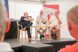 Z besedy "Váleční reportéři" na COlors of Ostrava 22. července 2023. Z besedy "Váleční reportéři" na COlors of Ostrava 22. července 2023.