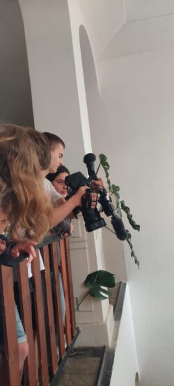 Studenti MMT inspirují k tvorbě na ZŠ Radostná ve Zdicích. Foto: Ivana Martáková/MMT FÚ SLU v Opavě. Studenti MMT inspirují k tvorbě na ZŠ Radostná ve Zdicích. Foto: Ivana Martáková/MMT FÚ SLU v Opavě.