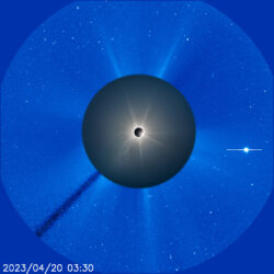 Kombinace snímku zatmění se záběrem Slunce z korónografu LASCO C3 družice SOHO ukazující na utržený výron koronální hmoty. Vpravo je planeta Jupiter. Foto: P. Horálek (FÚ v Opavě), J. Kujal (ASHK), M. Hlaváč, NASA/ESA, SOHO. Kombinace snímku zatmění se záběrem Slunce z korónografu LASCO C3 družice SOHO ukazující na utržený výron koronální hmoty. Vpravo je planeta Jupiter. Foto: P. Horálek (FÚ v Opavě), J. Kujal (ASHK), M. Hlaváč, NASA/ESA, SOHO.